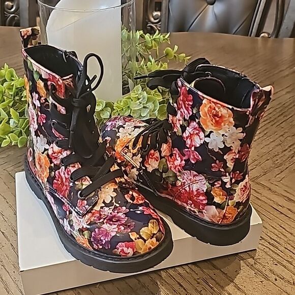Floral boots lace up size 1, new condition - Picture 1 of 9